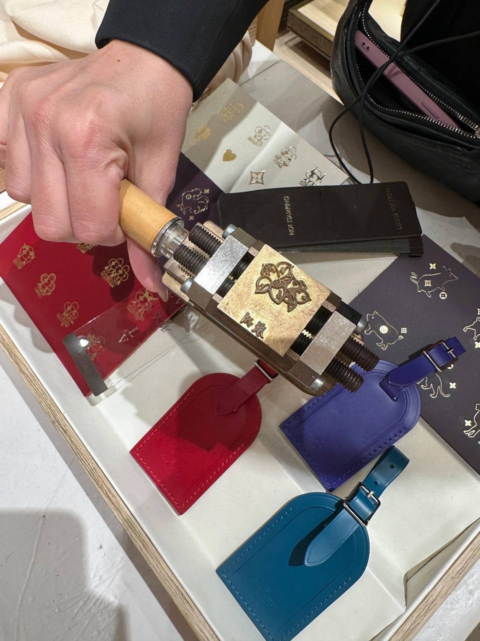 гравировка на чемодан Louis Vuitton